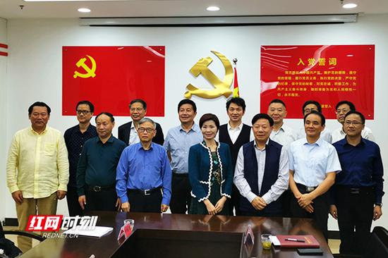近日,省人民政府参事室聘任朱翔、张志初、王一兵、唐宇文、陈文胜、彭立、白丽琼、曾昭才等八名同志为湖南省人民政府参事室特约研究员。