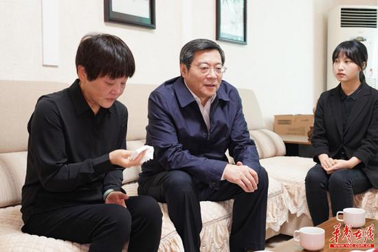 （9月30日上午，省委书记杜家毫在株洲看望慰问黄诗燕同志妻子、女儿。）