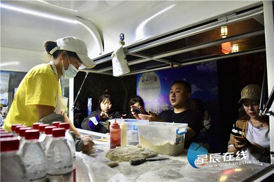 (“老板,微辣微辣!”宁乡美食惹游客驻足垂涎)