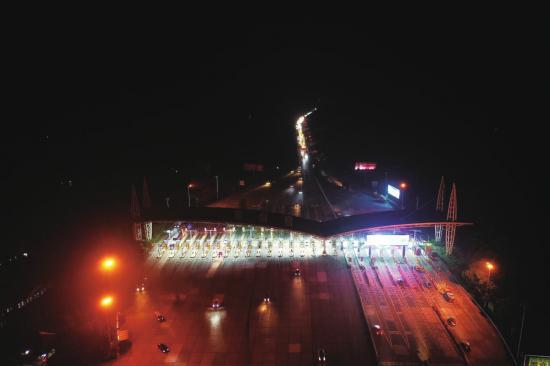 10 月 7 日 19 时 30 分，长沙西收费站灯火通明，车辆有序地通过。