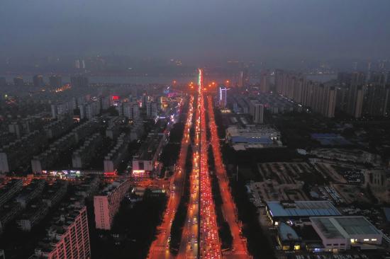 10 月 7 日 18 时，南二环阳光 100 路段西往东进城方向车流量大，车辆行驶缓慢。组图 / 记者杨旭