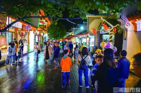 (10月4日晚,永州零陵古城游人如织。至10月8日,零陵区共接待游客61.63万人次,实现旅游收入42945万元。王珏 摄)