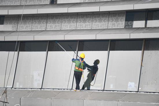 10月14日,工人在长沙国际会议中心进行清洁。 新华社记者 陈泽国 摄