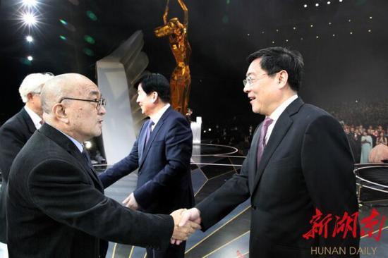 (省委书记杜家毫,中国文联党组书记、副主席李屹为获奖者颁奖。湖南日报·新湖南客户端记者 罗新国)