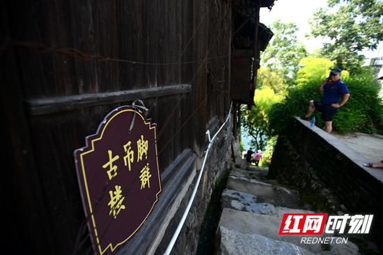 犁头嘴码头上岸处,周围是典型的吊脚楼群。卢七星 摄
