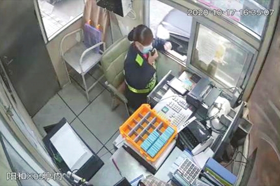 10月17日,长张高速阳和收费站,小庾用对讲机将情况反映给监控员。视频截图