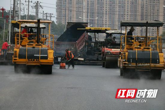 建设时的南湖路下穿地道项目。