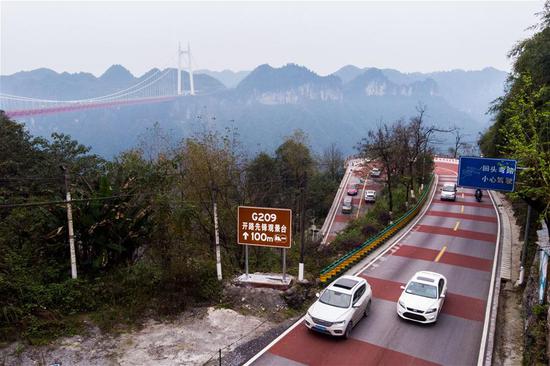 这是10月28日在湖南省吉首市矮寨镇拍摄的盘山公路（无人机照片）。 新华社记者 陈思汗 摄