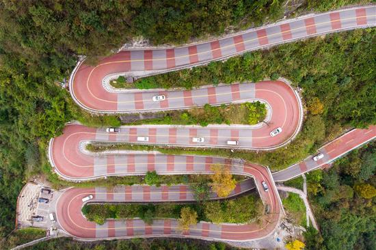 这是10月28日在湖南省吉首市矮寨镇拍摄的盘山公路（无人机照片）。  新华社记者 陈思汗 摄