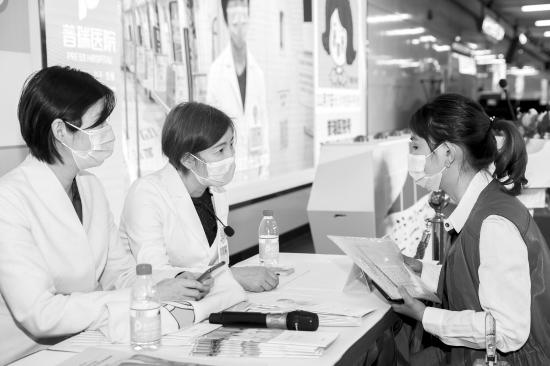 11月7日,孕婴关爱地铁专列普瑞医院号启动仪式现场,市民正在咨询相关问题。图/记者杨旭