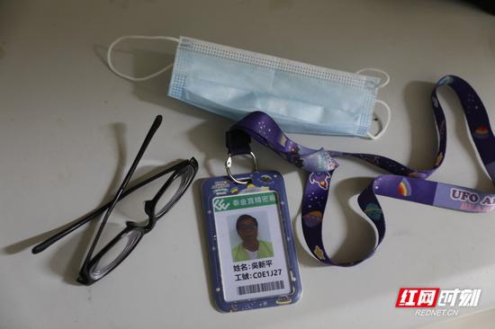 上交的渔船、渔网和捕捞许可证,如今变成一张工作证,他已彻底远离渔民生活。