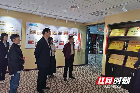湖南省茶文化研究会一行参观大球泥瓷艺。