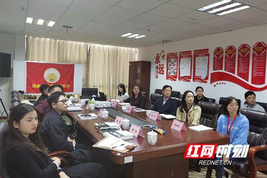 湖南省茶文化研究会一行与大球泥瓷艺座谈交流。