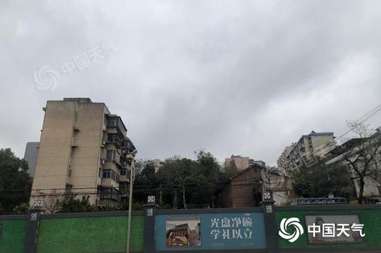 今天,长沙天空阴沉。(图/张婷婷)