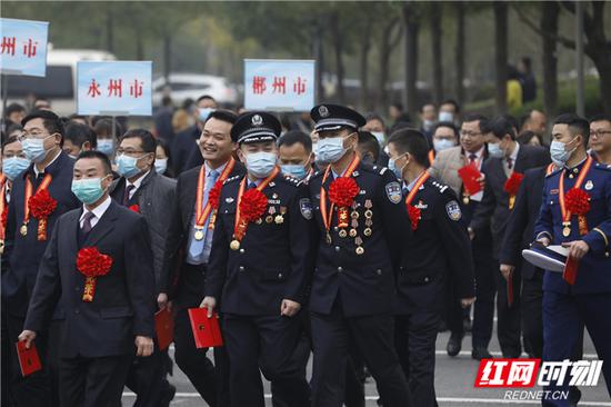 　来自各市州的先进个人和先进集体获得者们前往湖南人民会堂。