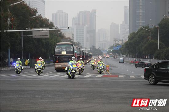 长沙交警在市区沿途以摩托车滚动开道护卫，向全省抗疫英雄致敬。