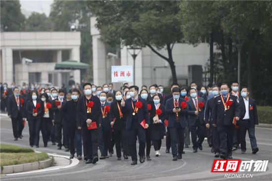 　　来自各市州的先进个人和先进集体获得者们前往湖南人民会堂。