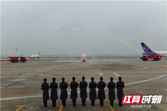 　　湖南航空飞机抵达长沙黄花国际机场。