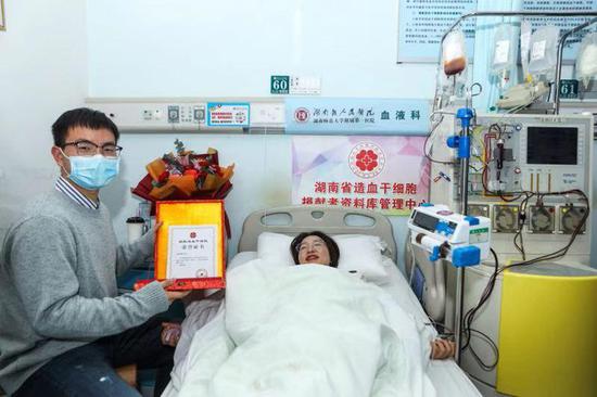 12 月 7 日，湖南省人民医院，付美晶正在捐献造血干细胞。图 / 记者张云峰