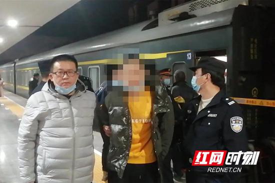 警方将坐火车途径衡阳的嫌疑人彭某抓获归案。