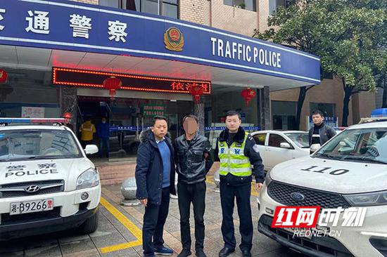 荷塘交警向江西省萍乡市公安局安源分局高坑派出所移交了该名在逃嫌疑人。