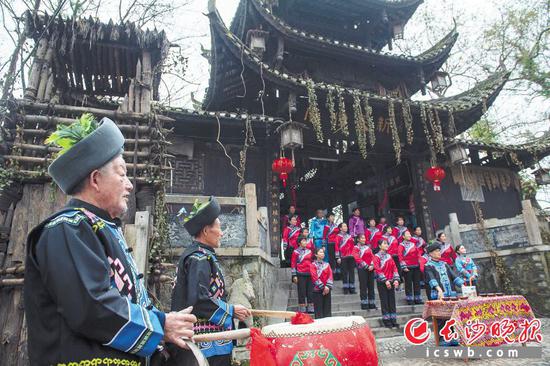 在惹巴拉景区,游客体验土家人特有的迎客方式——土家拦门礼。 均为长沙晚报全媒体记者李锋 摄