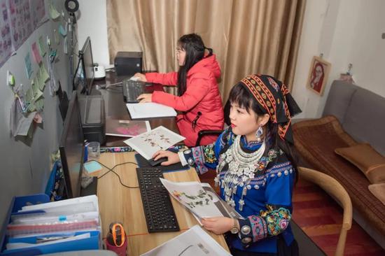 2011 年，谭艳林回到家乡，创业开起网店 “ 惹巴妹 ”