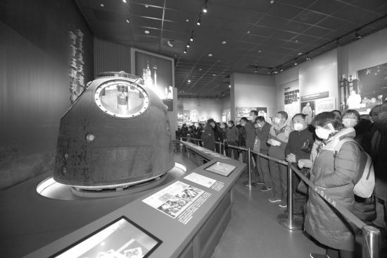 12月26日，神舟十号载人飞船返回舱在韶山毛泽东同志纪念馆正式展出。图/记者吴琳红