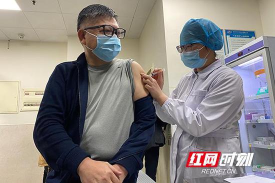 湖南省疾病预防控制中心门诊迎来重组带状疱疹疫苗湖南首位接种者黄进华。黄进华是原中南大学湘雅三医院副院长、皮肤科主任,今年60岁。