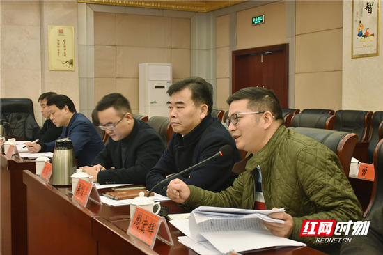 座谈会上,应邀参会代表结合自身工作性质,踊跃发言,各抒己见。