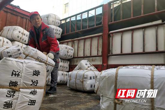 2万余件棉被大衣将送往全省14个市州,确保群众温暖过冬。