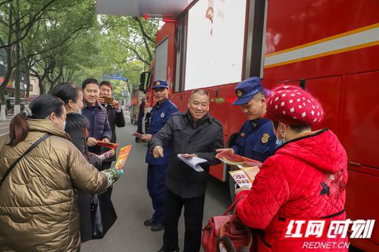 “大篷车”深受群众欢迎。