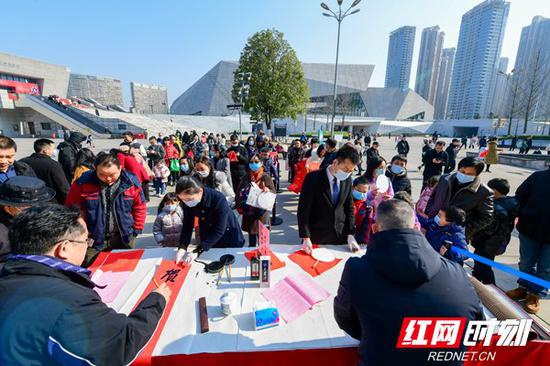 1月1日，长沙滨江文化园开展“吉庆滨江·辛丑团圆”新年主题活动。