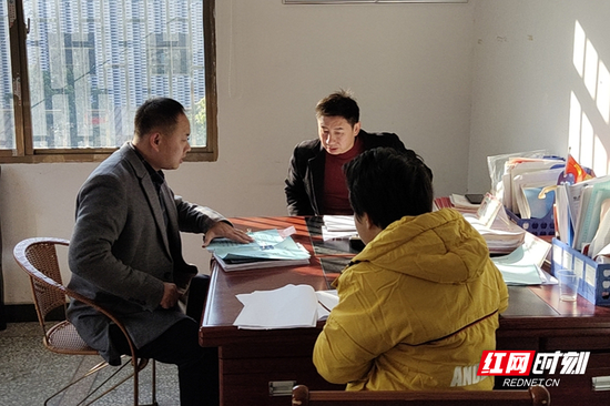 工作人员在金江镇新华村开展谈心谈话工作。