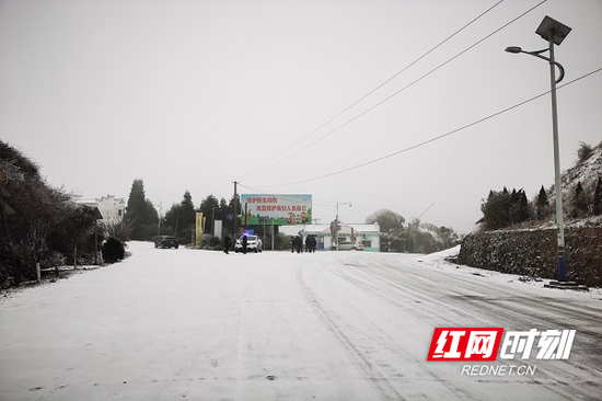 桂东县S322省道寒口坳路段冰雪覆盖，交警正在值班值守