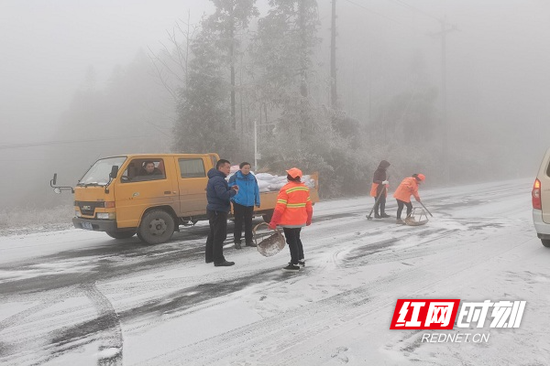 桂东县公路建养中心工作人员在G106沿线清雪