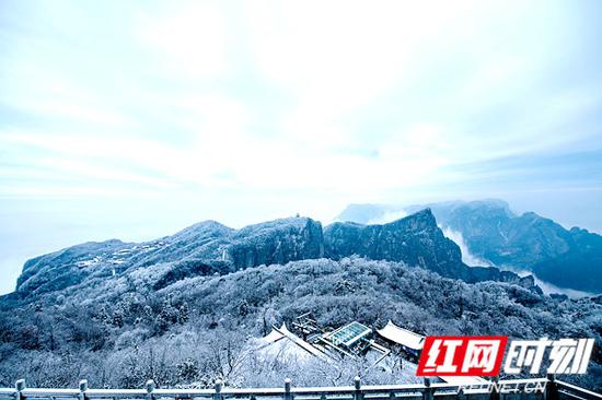 银装素裹的天门山。资料图