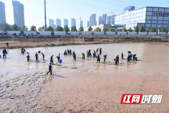 湖南外国语职业学院的师生们一起捕鱼。