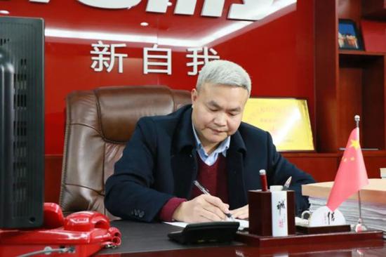 委员认真撰写提案。