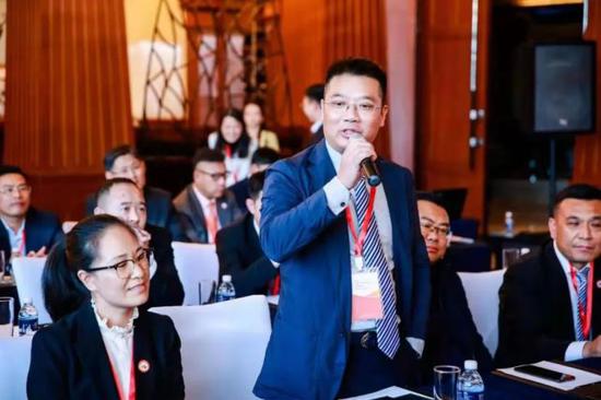 唐铁军委员在民建中央企业家座谈交流会上发言。