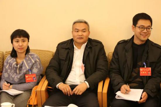 黎良毛委员（中）在市政协全会小组讨论会上发言。