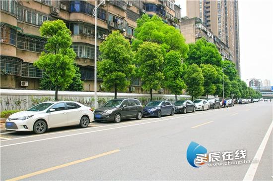 (小区周边的公共停车资源得到高效利用。)