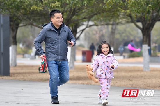 湘府文化公园里,身着棉服快乐奔跑的孩子。