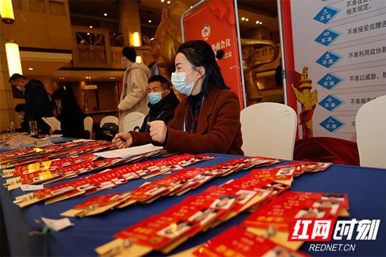 准备工作就绪,等候委员报到。