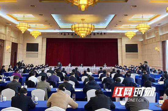 1月26日上午，许达哲参加省政协十二届四次会议联组讨论。