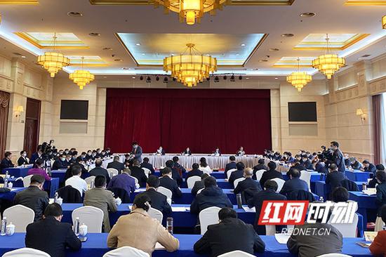 1月26日上午,许达哲参加省政协十二届四次会议联组讨论。