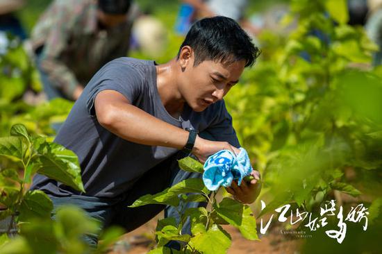 电视剧《江山如此多娇》剧照。扶贫干部濮泉生帮助当地百姓发展产业。（剧组提供）