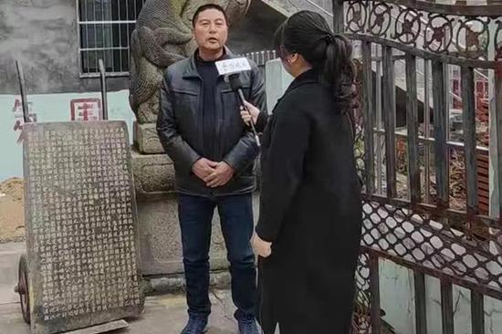 岳阳县麻塘办事处麻布山村党总支委员张作义介绍挖掘情况。