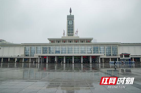 这是下午三点零五分的长沙,2021年2月9日星期二。和往年的时间节点一样,这是春运期间的长沙火车站。