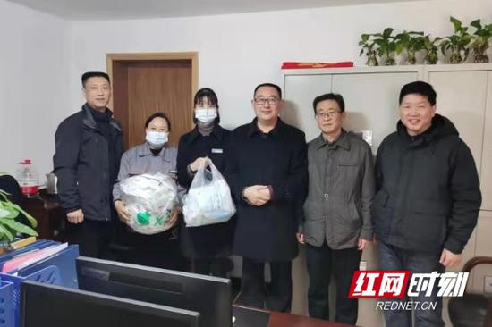 捐赠防疫物资。
